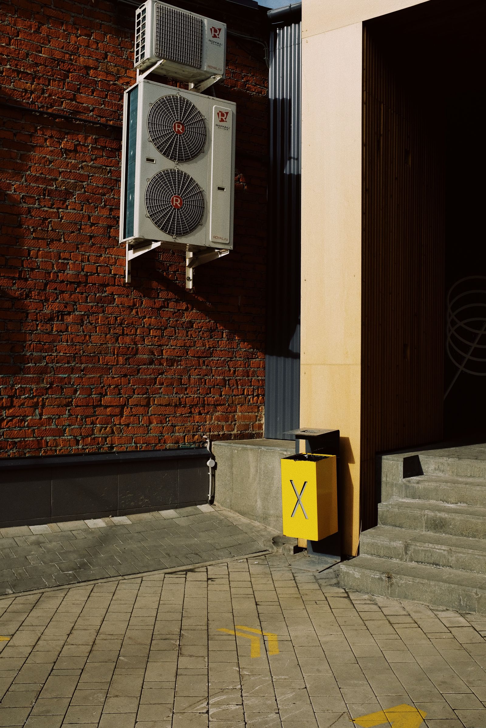 Commercial wall-mounted air conditioning condensers